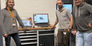 Markus Schnell mit Mitarbeitern der Hoffmann Group im Demoraum der Hoffmann Group, um die CAM-Software ESPRIT zu installieren