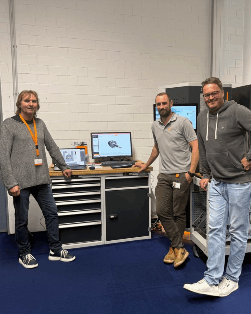 Markus Schnell mit Mitarbeitern der Hoffmann Group im Demoraum der Hoffmann Group, um die CAM-Software ESPRIT zu installieren