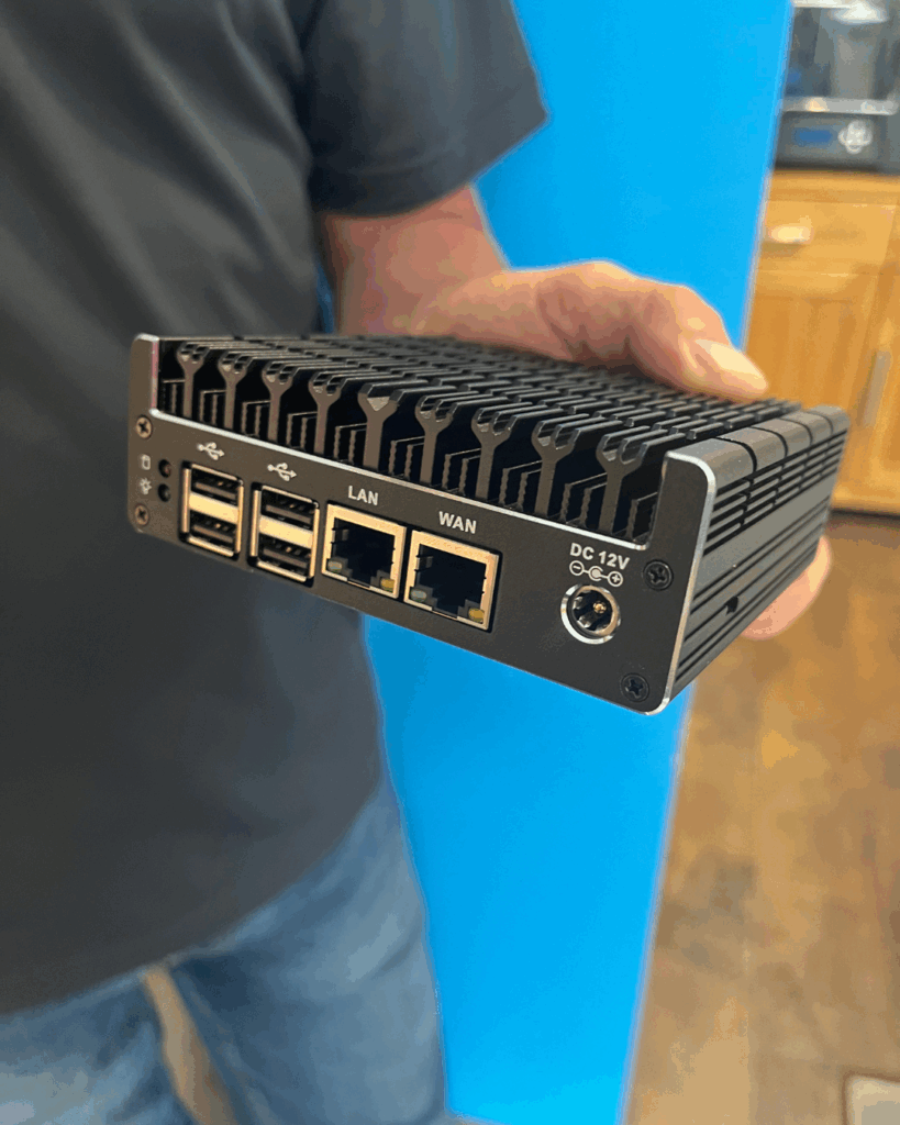 Markus Schnell, Center4CNC, hält den OT-Max mit seinen Anschlüssen voran in die Kamera.