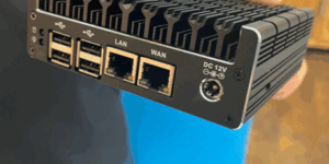 Markus Schnell, Center4CNC, hält den OT-Max mit seinen Anschlüssen nach vorne in die Kamera.