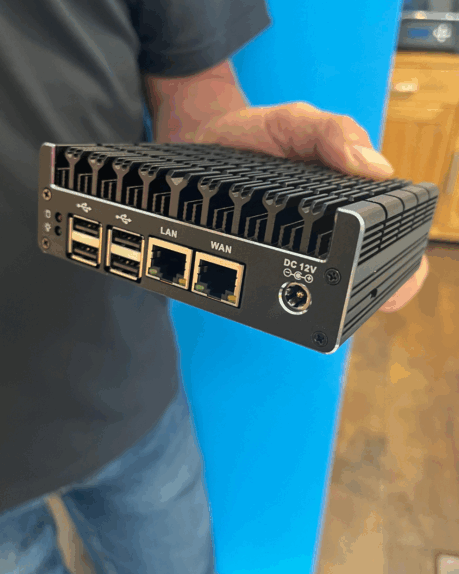 Markus Schnell, Center4CNC, hält den OT-Max mit seinen Anschlüssen nach vorne in die Kamera.